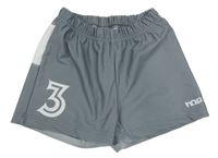 Šedé sportovní kraťasy s nápisem Hpp