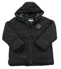 Čierna kockovaná šušťáková zimná bunda s nášivkou a kapucňou F&F