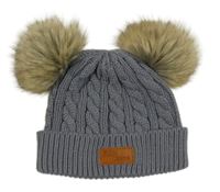 Šedá vzorovaná pletená čepice s nášivkou a bambulemi