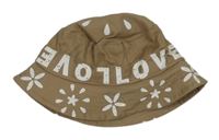 Hnědý klobouk s květy a nápisy