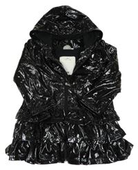 Čierna latexová lehce zateplená parka s volánikmi a kapucňou