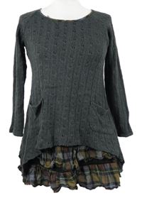 Dámská šedo-kostkovaná svetrová tunika s volánky 