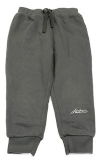 Sivé tepláky s nápisom