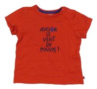 Červené tričko s nápisom