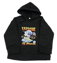 Čierna tepláková mikina s kosmonautem a nápismi a kapucňou