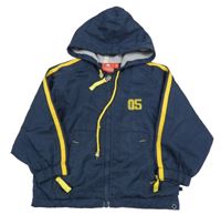 Tmavomodrá vzorovaná šušťáková športová bunda s číslom a pruhmi a kapucňou