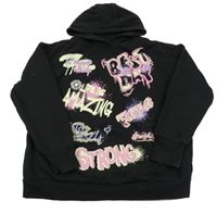 Čierna mikina s nápismi a květem a srdiečkami a skvrnkami a kapucňou PRIMARK