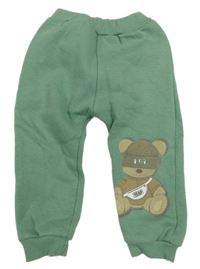 Zelené tepláky s medvěďom