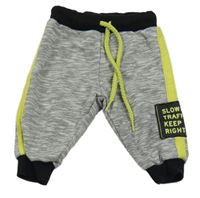 Sivo-čierno-zelené tepláky s nášivkou