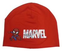 Červená čepice se Spidermanem