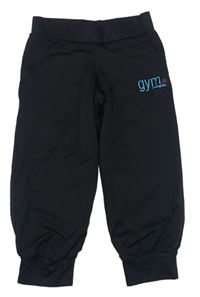 Čierne športové capri nohavice s nápisom
