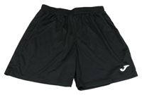 Černé sportovní kraťasy s písmenem Joma