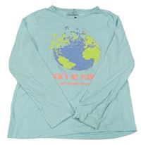 Svetlomodré tričko so zeměkoulí