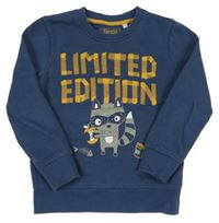 Tmavomodrá mikina s mývalem a nápisem C&A