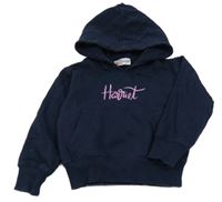 Tmavomodrá mikina s nápisom a vreckom a kapucňou