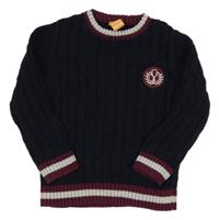 Tmavomodrý vzorovaný sveter s vínovým lemem a nášivkou