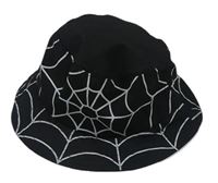 Čierno-biely klobúk s pavučinou