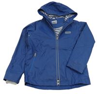 Tmavomodrá nepromokavá bunda s nášivkou a kapucí 