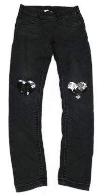 Čierne rifľové džegíny so srdíčky z překlápěcích flitrů C&A