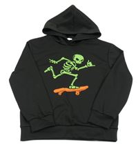 Čierna športová mikina s kostrou a kapucňou