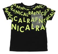 Černé tričko s nápisy a kapsou