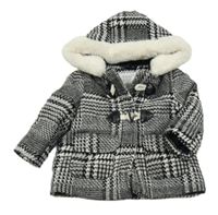 Bílo-černý vzorovaný pletený podšitý kabát s kapucí s kožešinou F&F