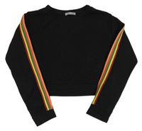 Čierna crop mikina s pruhem na rukávech