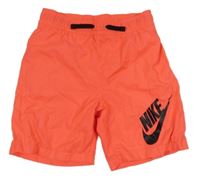 Křiklavě korálové plážové kraťasy s logem Nike