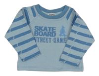 Modrá mikina s nápisom a pruhovanymi rukávy