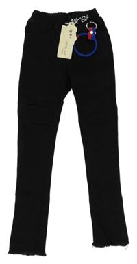 Nové - Čierne džegíny s přívěskem