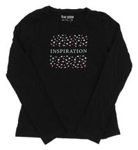 Černé trio s nápisom a kvietkami