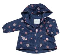 Tmavomodrá šušťáková jarná bunda s jahůdkami a kapucňou Primark
