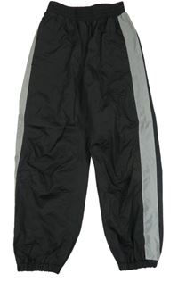 Čierno-sivé šušťákové cuff nohavice s pruhmi TCM