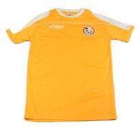 Křiklavě oranžovo-bílý funkční fotbalový dres so znakom