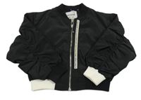 Černo-bílý šusťákový jarní crop bomber s pruhom s nápisom