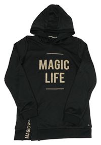 Černá sportovní mikina se zlatým nápisem a kapucí 