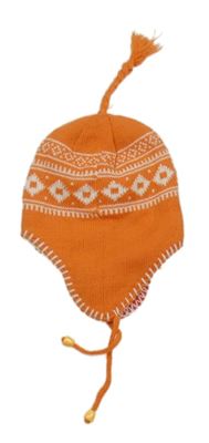 Oranžovo-bílá čepice se vzorem a třásněmi 