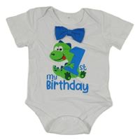 Bílé narozeninové body s číslem a dinosaurem a motýlkem