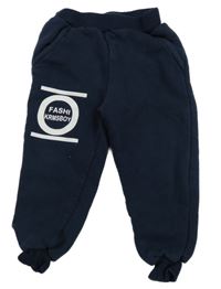 Tmavomodré tepláky s potiskem a nápisem