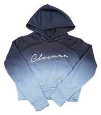 Tmavomodro-modrá ombré crop mikina s nápisom a kapucňou Closure