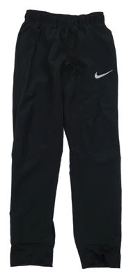 Černé šusťákové funkční kalhoty s logem Nike
