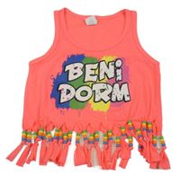 Neónově ružový crop top s nápisom a strapcemi s korálkami