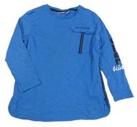 Modré tričko s kapsičkou s nápisom