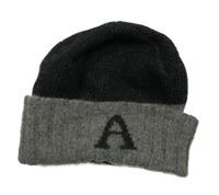 Antracitovo-sivá pletená čapica s písmenkom