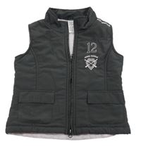 Tmavosivá prešívaná šušťáková funkčná jezdecká zateplená vesta s číslom FOuganza