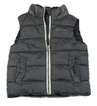 Tmavosivá prešívaná šušťáková zateplená vesta s nápisom dopodopo