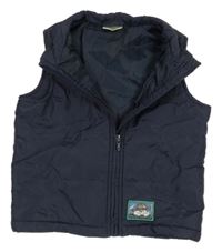 Tmavomodrá prešívaná šušťáková zateplená vesta s nášivkou impidimpi