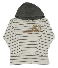 Bílo-tmavošedé pruhované triko s číslem a nápisem a kapucí REBEL