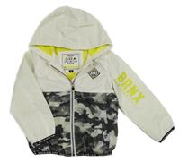 Bílo-šedá šusťáková jarní bunda s army prvkem a kapucí a nápisy C&A