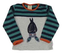 Sivo-zeleno-tmavomodré tričko s pruhmi a netopýrem